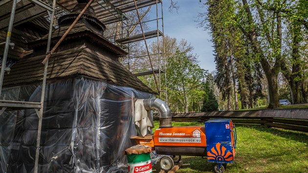 V hradeckch Jirskovch sadech pokrauje oprava historickho devnho kostelka. Odbornci oetuj devo ze 17. stolet horkm vzduchem. (25. dubna 2017)