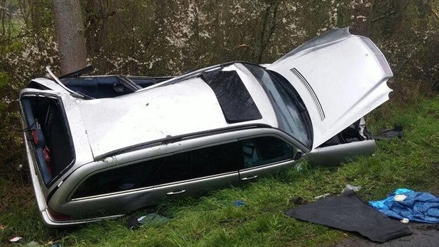 Mezi Borem a Čečkovicemi na Tachovsku řidič převrátil auto a naboural do stromu. Na místě zemřel. (28. dubna 2017)
