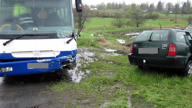 Pi nehod u Kele zemela idika osobnho auta, kter pravdpodobn nedala pednost autobusu.