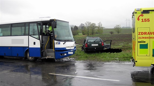 Pi nehod u Kele zemela idika osobnho auta, kter pravdpodobn nedala pednost autobusu.