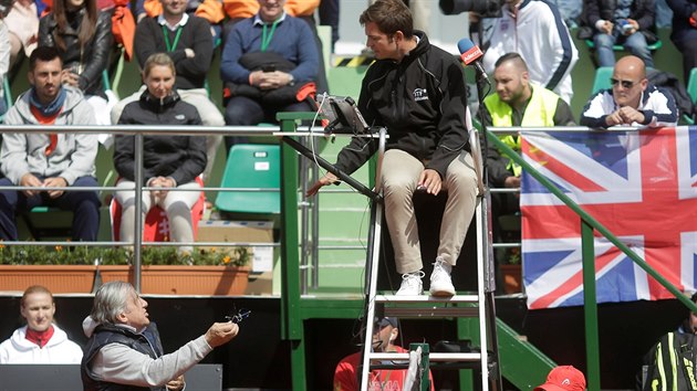 Bval rumunsk tenisov hvzda Ilie Nastase v debat s rozhodm.