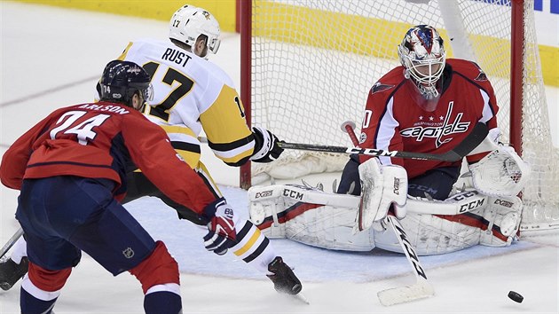 Washingtonsk glman Braden Holtby el anci Bryana Rusta z Pittsburghu. Toho brn John Carlson.