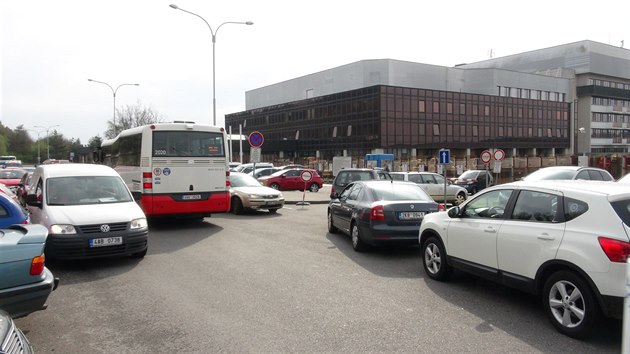 Kvůli nedostatku parkovacích míst u nemocnice Na Homolce stojí ve frontách sanitky i autobusy (21.4.2017)