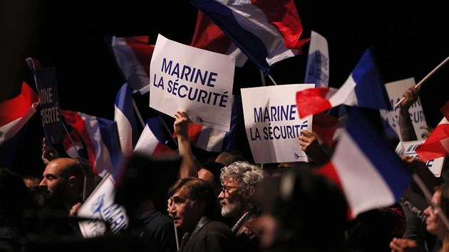 Příznivci Marine Le Penové na předvolebním mítinku v Marseille (19. dubna 2017).