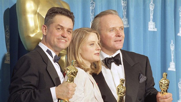 Režisér Jonathan Demme (vlevo) s herci Jodie Fosterovou a Anthonym Hopkinsem v roce 1992, kdy převzali Oscary za kanibalský thriller Mlčení jehňátek