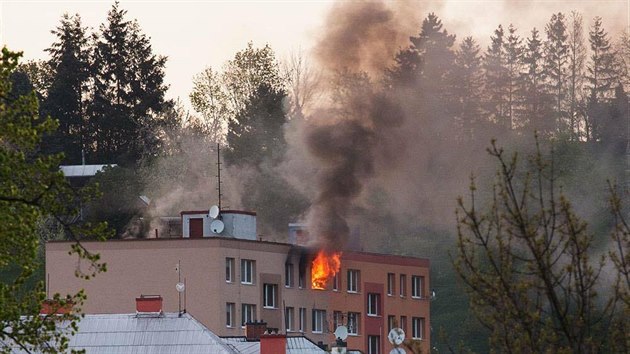 Pi poru bytu ve ternberskm panelovm dom musela bt kvli koui evakuovna stovka obyvatel.