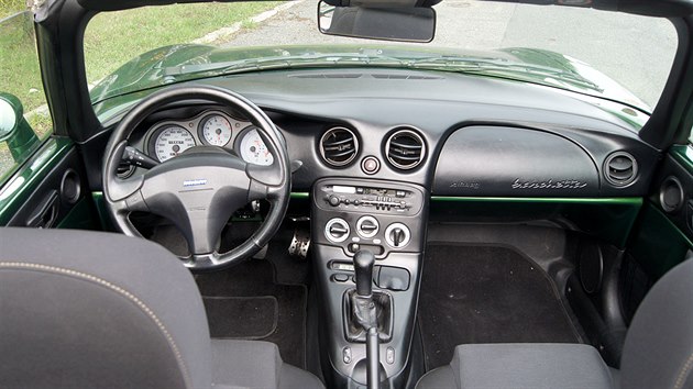 Dvoumstn Fiat Barchetta je velice pohlednm kabrioletem, i kdy u m v kolech njak roky a kilometry