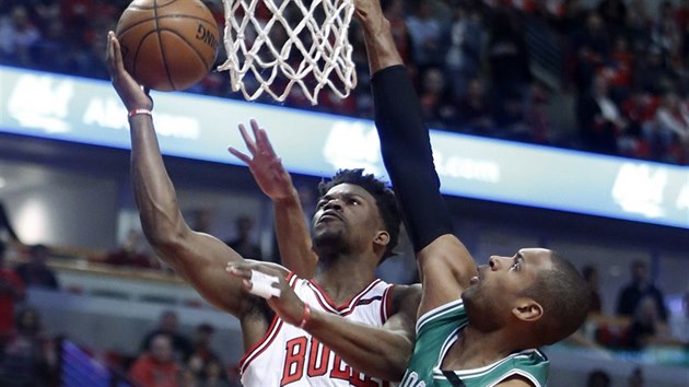 Jimmy Butler (vlevo) z Chicaga zakonuje pes Ala Horforda z Bostonu.