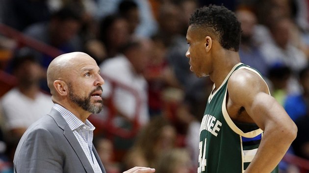 Jason Kidd. trenr Milwaukee, usmruje svou mladou hvzdu Janise Adetokunba.