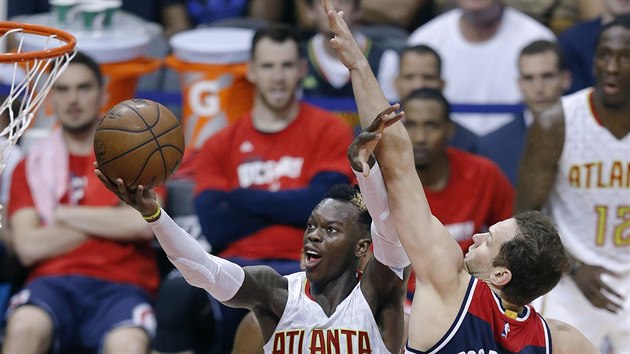 Dennis Schrder (vlevo) z Atlant zakonuje pes Bojana Bogdanovie z Washingtonu.