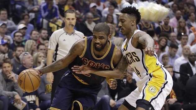 Kyrie Irving (vlevo) z Clevelandu obchz Jeffa Teaguea z Indiany.