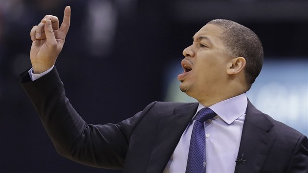 Tyronn Lue usmruje hre Clevelandu.