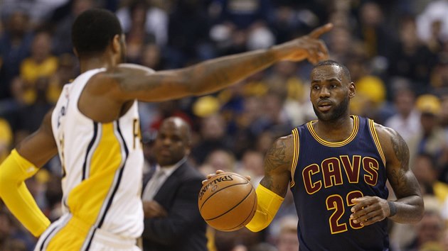 LeBron James (vpravo) z Clevelandu m do toku, Paul George z Indiany d obranu.