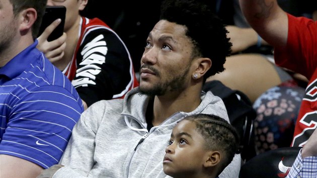 Derrick Rose vzal na zpas Chicago - Boston juniora.