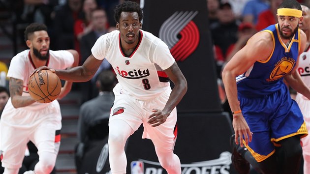 Al-Farouq Aminu z Portlandu vede m v duelu s Golden State, sleduje ho JaVale McGee.