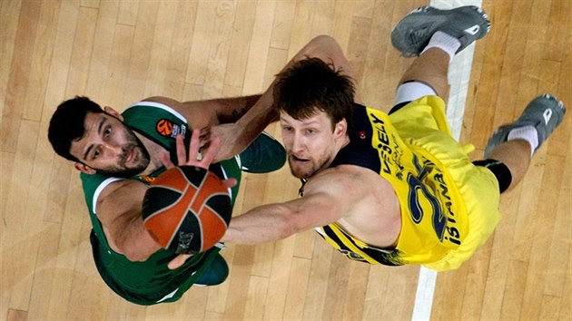 Jan Vesel (vpravo) z Fenerbahce Istanbul bojuje o m s Jannisem Burusisem z Panathinaikosu Atny.