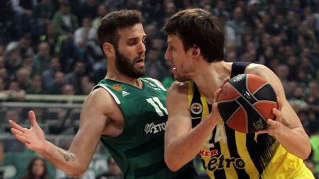 Jan Vesel (vpravo) z Fenerbahce Istanbul bojuje s Nikosem Pappasem z Panathinaikosu Atny.