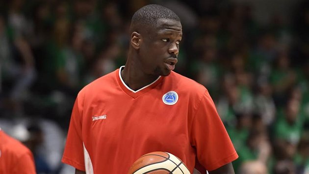 Moustapha Fall z Chalonu ped zpasem s Nanterre.