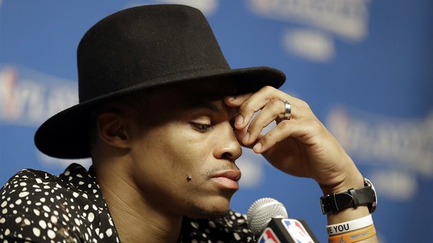 Russell Westbrook na tiskov konferenci po vyazen svho Oklahoma City z play-off NBA