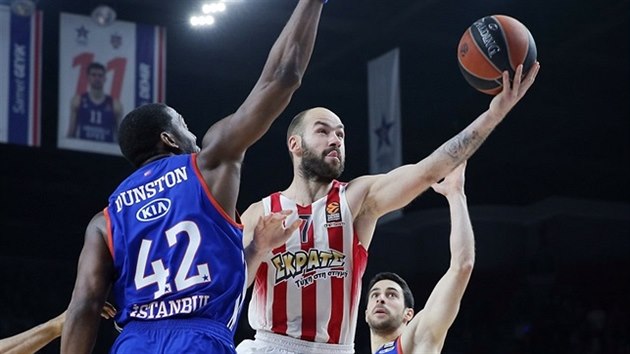 Vassilis Spanulis (u me) z Olympiakosu Pireus don m do koe Anadolu Efes Istanbul kolem Bryanta Dunstona.