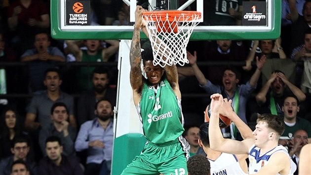 Will Clyburn z Darssafaky Istanbul smeuje proti Realu Madrid.