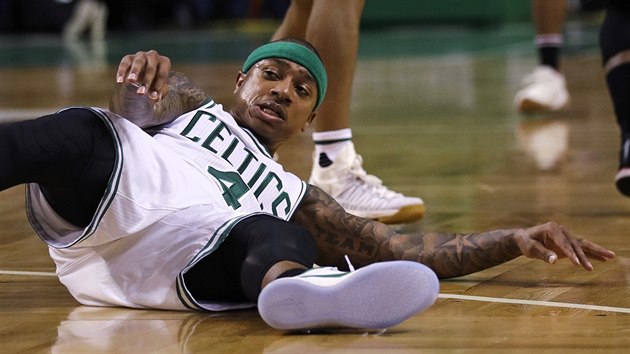 Isaiah Thomas z Bostonu se zved bhem duelu s Chicagem.