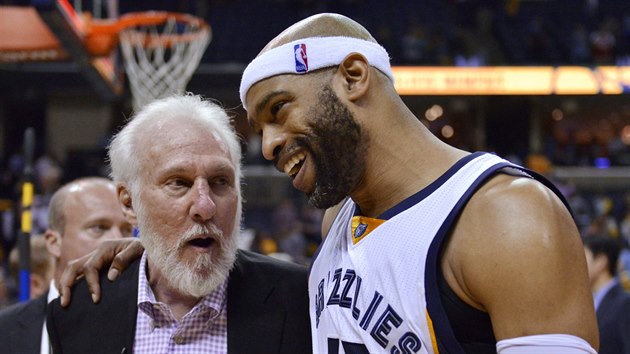 Gregg Popovich, trenr San Antonia, v debat s veternem Vincem Carterem z Memphisu.