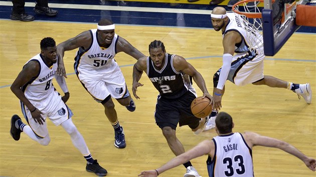 Kawhi Leonard (v ernm) ze San Antonia pithl pozornost ty hr Memphisu. Zleva James Ennis III., Zach Randolph, Marc Gasol a Vince Carter.