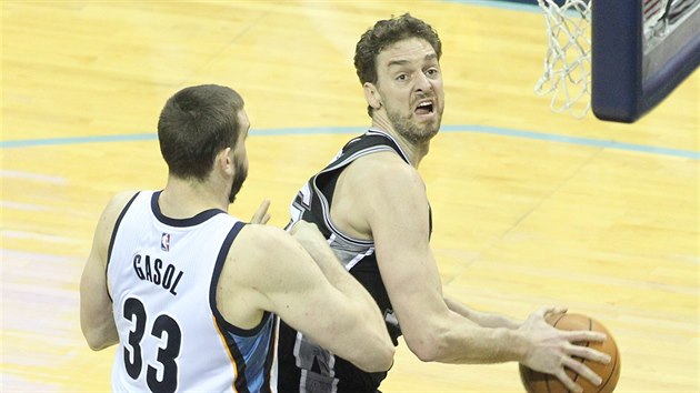 Marc Gasol (vlevo) z Memphisu brn bratra Paua ze San Antonia.