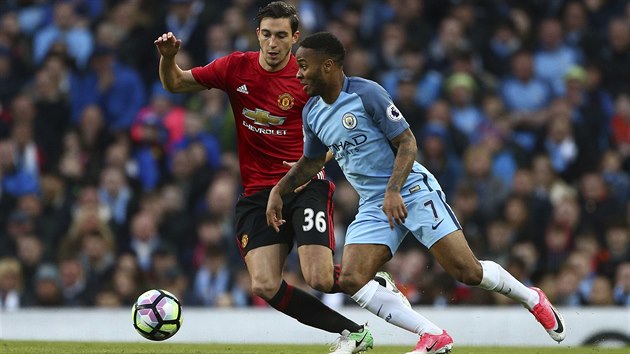 Matteo Darmian z Manchesteru United (vlevo) a Raheem Sterling z Manchesteru City bojuj o m.