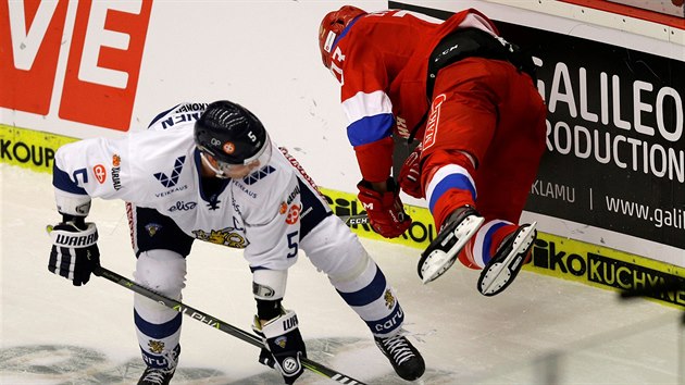 Rusk hokejista Roman Ljubimov pad po souboji s Lassem Kukkonenem z Finska.
