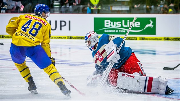 esk glman Pavel Francouz zasahuje v utkn proti vdsku.