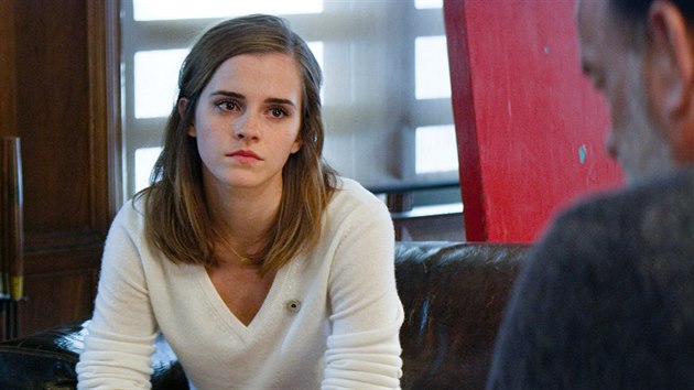 Emma Watsonov a Tom Hanks ve filmu The Circle