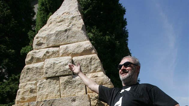 Socha Kurt Gebauer pzuje s tetinovm modelem trpaslka o vce 3,7 metru.