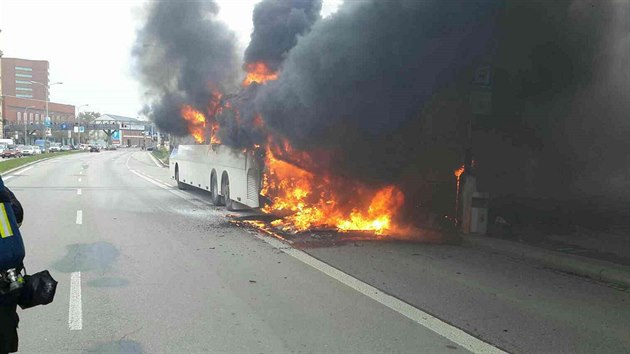 Zejm technick zvada motoru zapinila por autobusu v Brn. Na mst zasahovaly dv jednotky hasi.