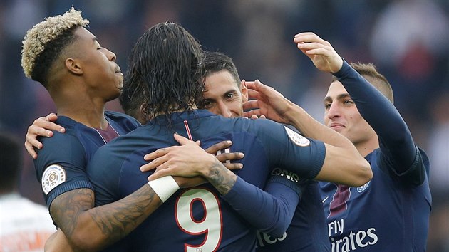 Fotbalist PSG oslavuj gl v utkn proti Montpellieru.