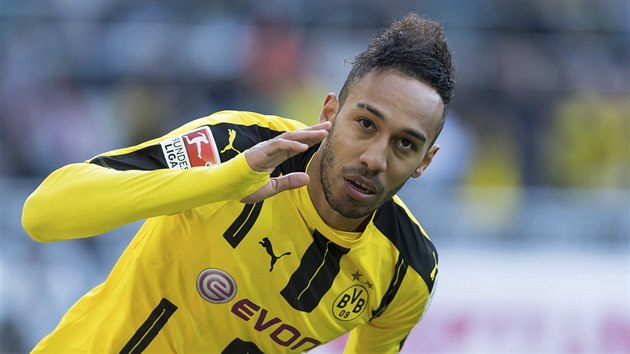 Pierre-Emerick Aubameyang slav gl v zpase proti Mnchengladbachu, kter Borussia Dortmund vyhrla 3:2.