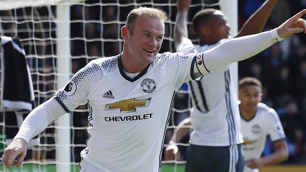 NVRAT KAPITNA. tonk Manchesteru United Wayne Rooney oslavil nvrat po zrann glem na hiti Burnley.