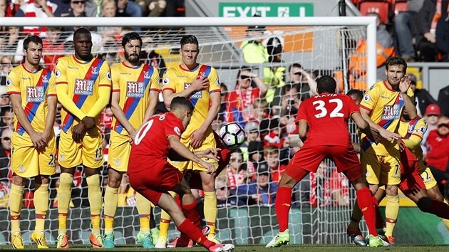 TREFIL. Liverpoolsk zlonk Philippe Coutinho zakroutil m z volnho pmho kopu do st Crystal Palace.