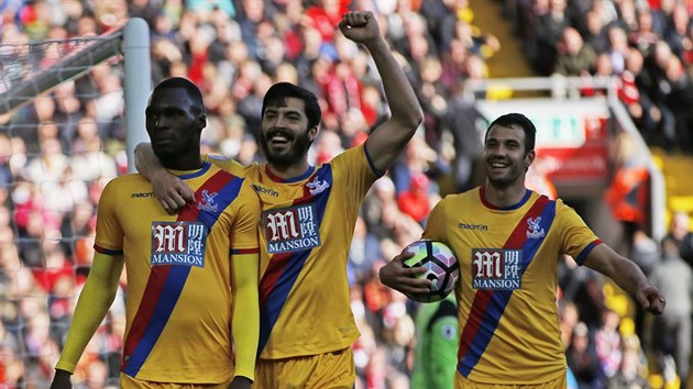 IRONIE OSUDU. Christian Benteke (vlevo) hrl jet minulou sezonu za Liverpool, te mu dal dva gly v dresu Crystal Palace.