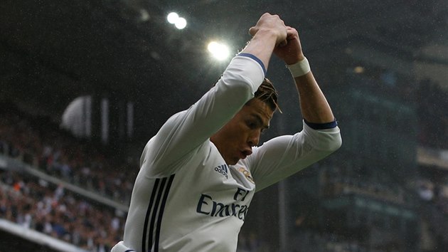 TRADIČNÍ OSLAVA. Cristiano Ronaldo se v dresu Realu Madrid raduje z gólu v zápase proti Valencii.