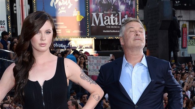 Alec Baldwin a jeho dcera Ireland Baldwinov (New York, 27. ervence 2015)