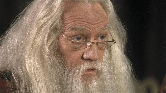 Richard Harris jako Brumbál ve filmu Harry Potter a Kámen mudrců (2001)