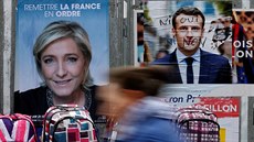 Plakáty Emmanuela Macrona a Marine Le Penové ve mst Bethune (24. dubna 2017)