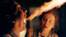 Miroslav Donutil a Simona Staová ve slavné ohnivé scén z filmu Pelíky (1999)