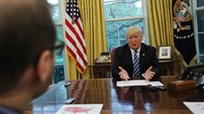 Donald Trump bhem rozhovoru s reportéry agentury Reuters (27. dubna 2017)