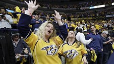 Fanynky hokejist Nashville si uívají triumf svého týmu v duelu s Chicagem.