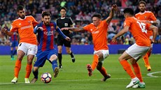 Lionel Messi školí obranu Osasuny.