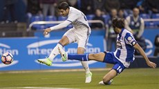 Alvaro Morata z Realu Madrid skóruje na hiti La Coruni.