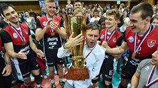 Budjovití volejbalisté se radují z titulu. S trofejí kepí trenérRené Dvoák.